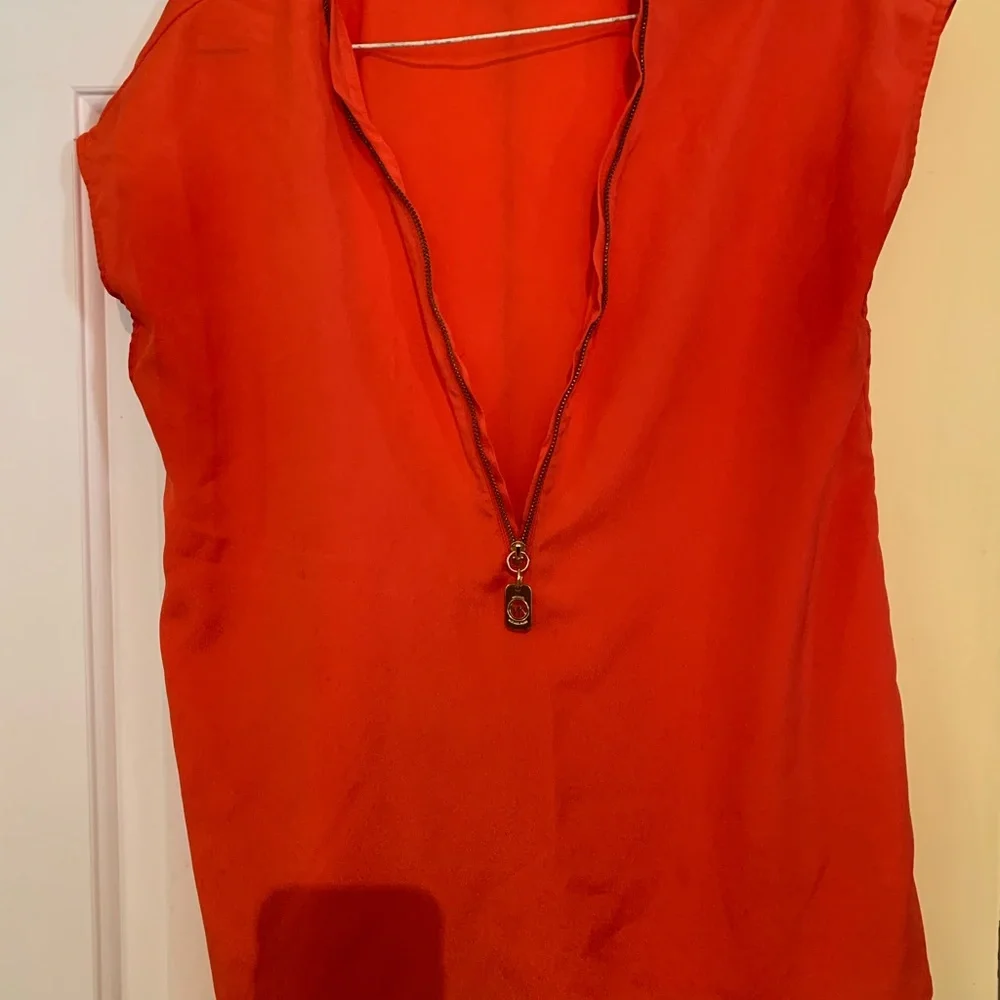 Michael‎ Kors beautiful sleeveless zipper blouse